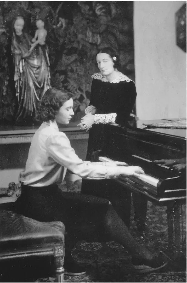 Sigrid und Brigitte Frank im Musikzimmer der Krakauer Burg Selbst nach der - фото 9