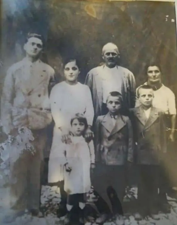 1937 la famiglia materna Giuseppe e Antonella con i figli 1937 la famiglia - фото 5