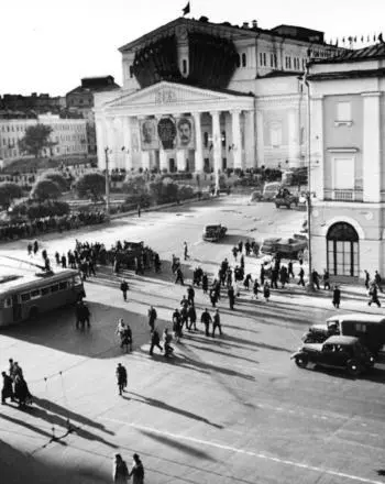 СССР Москва Сентябрь 1947 На тротуарах многих улиц были устроены небольшие - фото 60