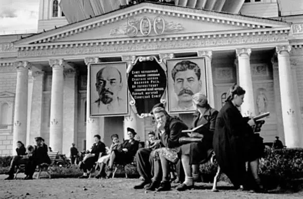 СССР Москва Сентябрь 1947 Большой театр Над персонажем изображавшим - фото 63