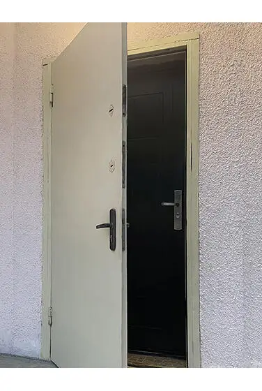 Считается что это делается для безопасности Однако получается что двери - фото 6