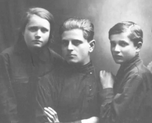 В феврале 1929 года Марусе было 14 с половиной лет Геннадию 18 Это был - фото 5
