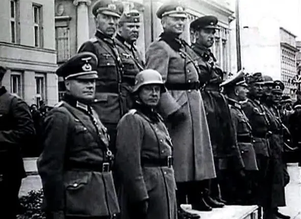 Г Брест 22 сентября 1939 года Генераллейтенант Вермахта Х Гудериан и - фото 8