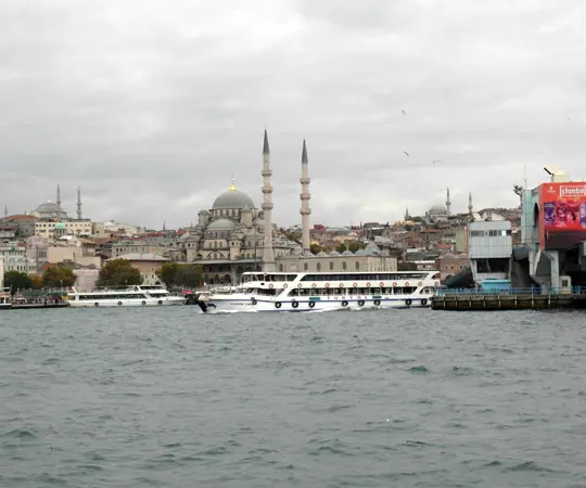 Blick von der Wohnung Savarona II auf die Schiffsanlegestellen in Eminönü - фото 1