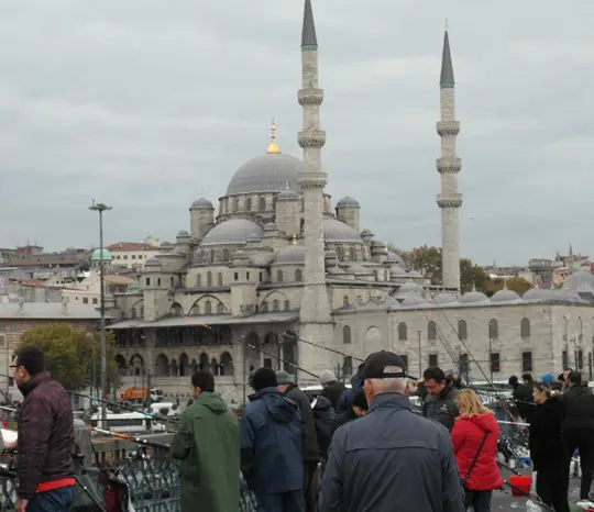 Angler auf der Galatabrücke mit Blick auf die Yeni Cami Neue Moschee Noch am - фото 5