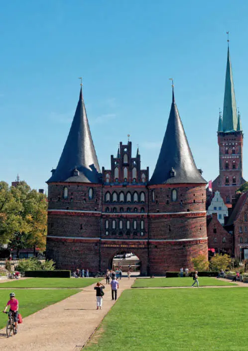Das spätgotische Holstentor Wahrzeichen der Hansestadt Lübeck und Firmenlogo - фото 17