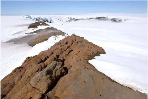 Figure I11 Rim of the northern caldera of Grìmsvötn Ragnar Sigurdsson In - фото 12