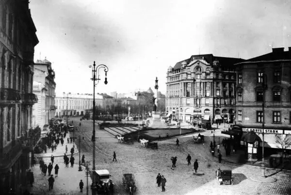 Львов 1940 год Дивчины на кухне заждались когда же их пригласят Грызли - фото 6
