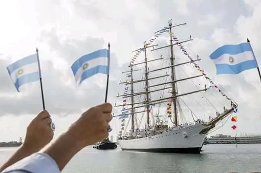 ARA Libertad hoy surca las aguas internacionales como buque escuela de la - фото 4