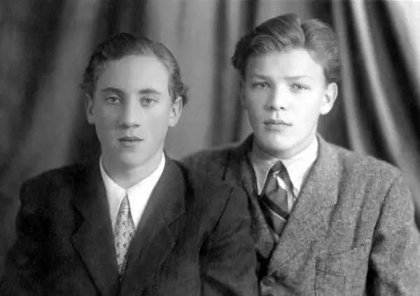 Со школьным другом Владимиром Акимовым 1953 С одноклассником Игорем - фото 5