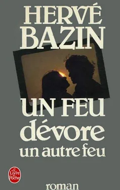 Hervé Bazin Un feu dévore un autre feu обложка книги