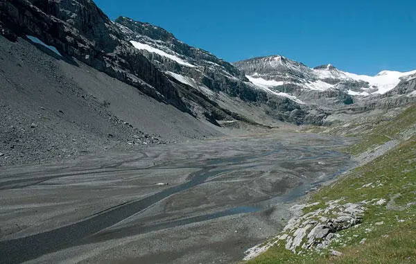 Schwemmebene eines Flussoberlaufes Das Material wird hier deponiert und - фото 20