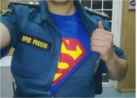 Супермен на боевом дежурстве Прыгает со стены Знаю что за руку не возьмёт - фото 4