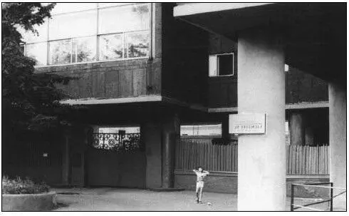 33 Дом Ле Корбюзье на Мясницкой застроенный заборами ФА 1979 В - фото 37