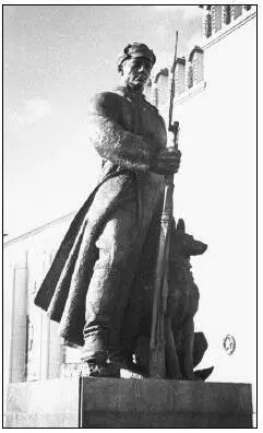 34 Скульптор Баландин Пограничник Скульптура стоявшая у павильона - фото 38