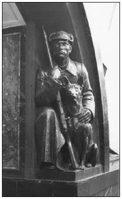 35 М Г Манизер Пограничник Скульптура на станции метро Площадь - фото 39