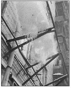 58 Специальные сетки предохраняющие прохожих от падающих архитектурных - фото 68