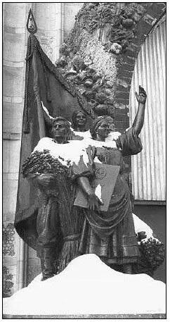 72 Скульптурная группа у па вильона Украины на ВСХВ сейчас павильон Зерно - фото 82