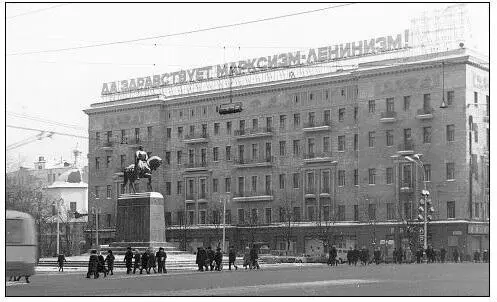 80 Культура 2 уничтожает монумент Свободы и сооружает в 1947 г на том же - фото 91