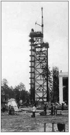 92 Монтаж скульптурной группы Р Н Будилина и А А Стрекавина Тракторист и - фото 103