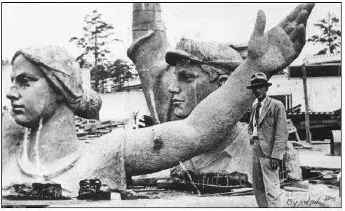 93 Р Н Будилин у элементов своей скульптуры 1939 Алексеев 94 В А - фото 104