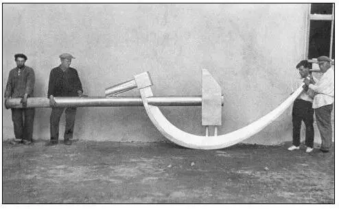 113 Серп и молот которые должны были быть установлены на павильоне - фото 124