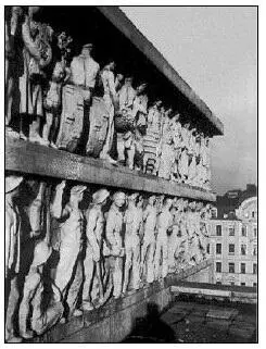 118 На этом скульптурном фризе изображены как бы те самые рабочие и крестьяне - фото 129