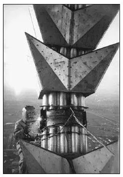 125 Сварщик Е Мартынов сваривает звезду МГУ на высоте 250 метров Эта звезда - фото 136