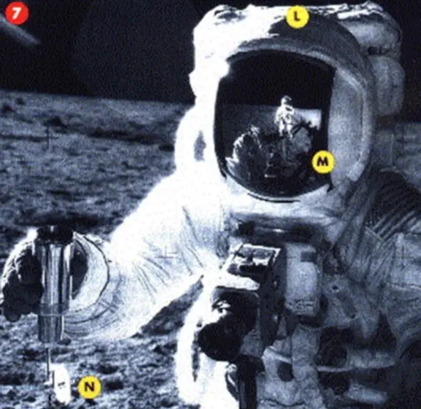 Рис 1 пилот лунного модуля Apollo 12 Алан Бин держит специальный контейнер - фото 27