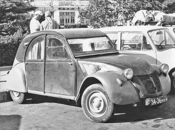 На капоте выпущенного до 1960 г Ситроенчика видны узкие продольные полоски - фото 13