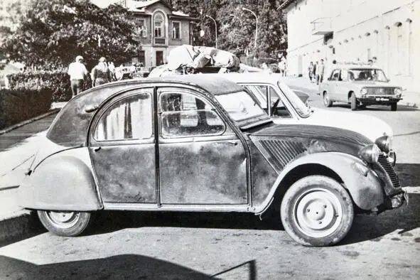 До 1964 года у Citroen 2CV передние двери открывались против хода движения - фото 15