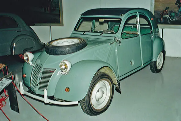 Двухмоторный Citroen 2CV Sahara экспонат Международного автомобильного музея - фото 19