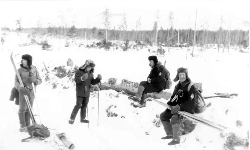 Рейд на юг охранной зоны заповедника 1989 год Слева направо А Галкин С - фото 141
