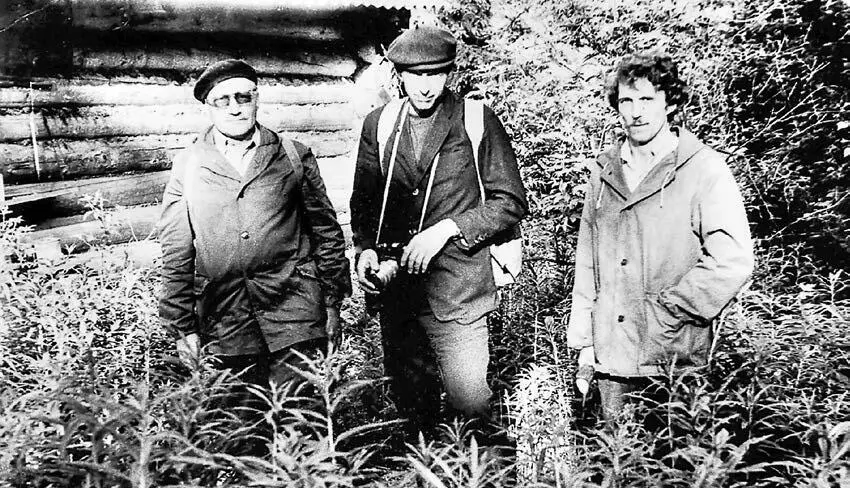 В заповеднике сер 1980х гг Слева направо А Пискунов В Назаров А - фото 146