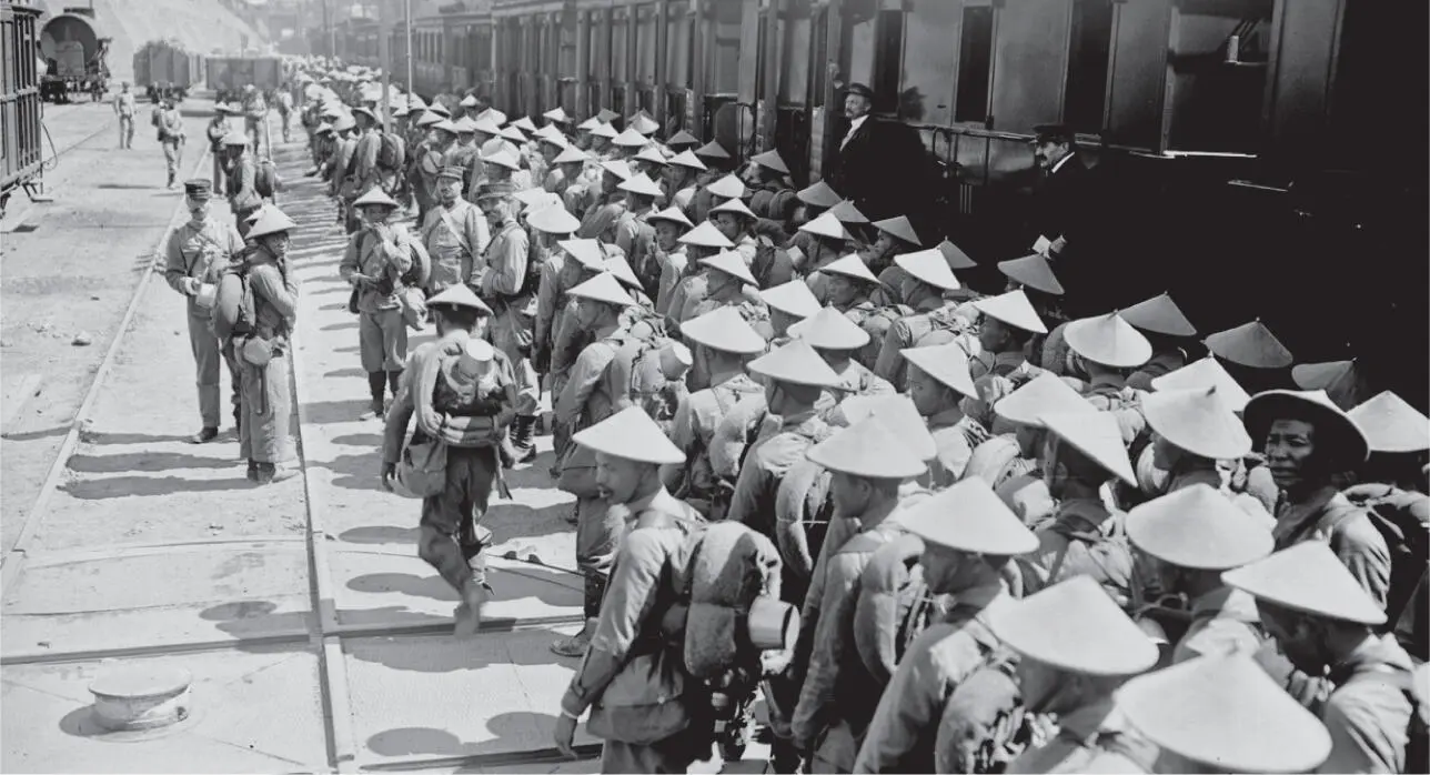 Kolonialtruppen aus FranzösischIndochina beim Aussteigen im Lager - фото 7