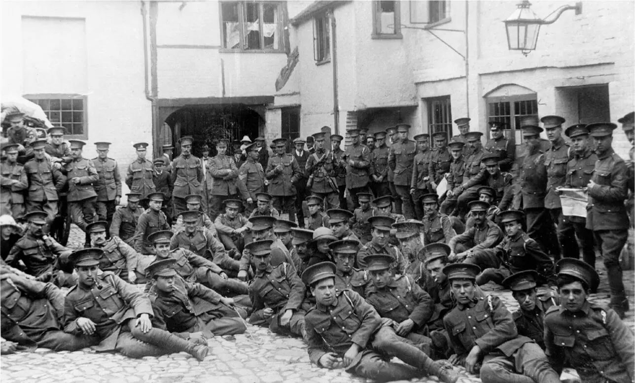 Men of the 11st Royal Bucks Hussars TF photographed upon mobilisation in - фото 10