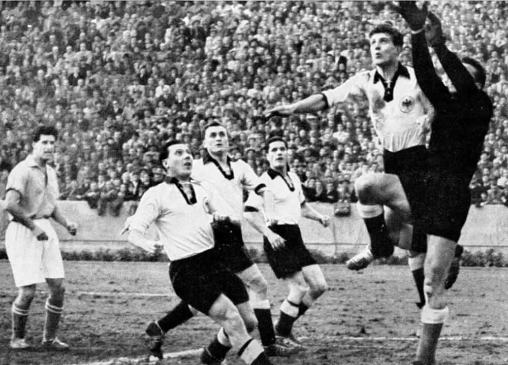 Jupp Posipal steht im zweiten Spiel gegen die Saar zeitweise im Sturm Neben - фото 22