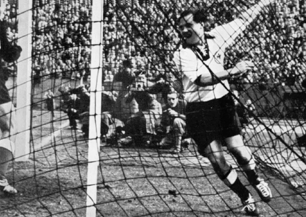 Erst zappelt der Ball dann der glückliche Torschütze Max Morlock im Netz Ein - фото 20