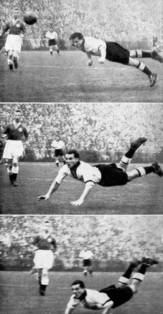 Erst zappelt der Ball dann der glückliche Torschütze Max Morlock im Netz Ein - фото 19