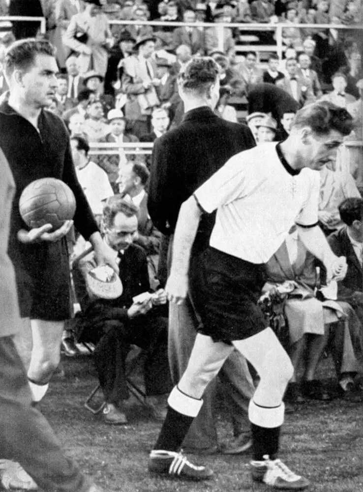 Unser erster Schritt zur Weltmeisterschaft Im UllevalStadion von Oslo treten - фото 17