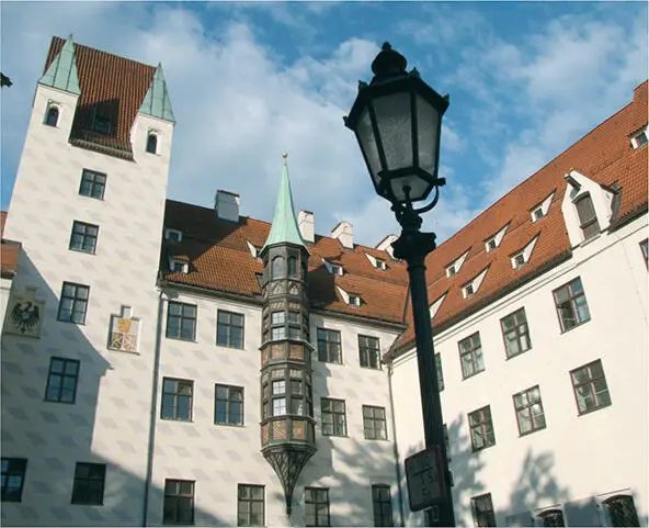 Alter Hof mit Erker am Burgstock Der Hofstaat war natürlich in heller - фото 10