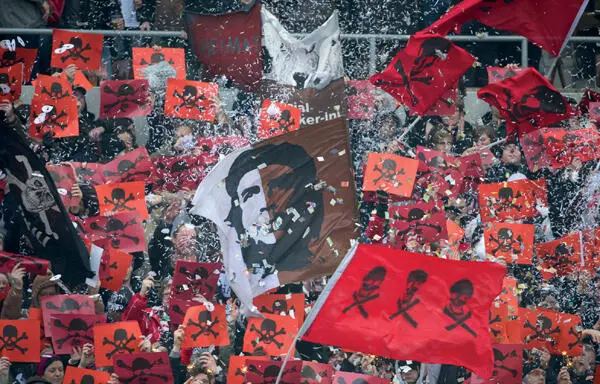 Ultras machen mit ihren Choreographien die Ränge zur Bühne um den Platz - фото 29