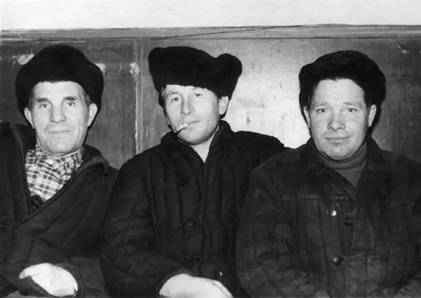 На фото слева направо Диспетчер Кубарев Иван Федорович кондуктор Свинков - фото 2