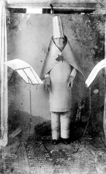 Fotografie von Hugo Ball als kubistischem Bischof möglicherweise aufgenommen - фото 1