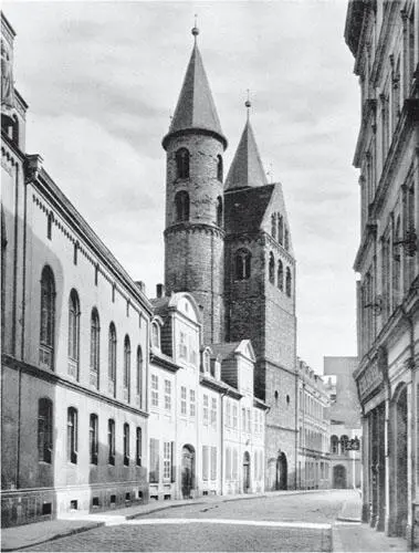 Das Kloster Unser Lieben Frauen mit Marienkirche und Gebäuden entlang der - фото 9