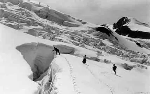 1 Gletscherspalten Nähe SellaPass Fotografie von Elizabeth Main um 1890 - фото 2