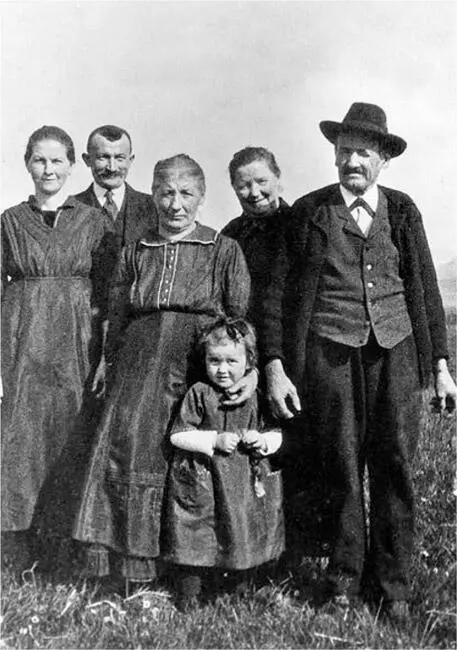 Die Familie Zollinger 1924 Links Hermine und Emil ZollingerHauser vorne das - фото 5