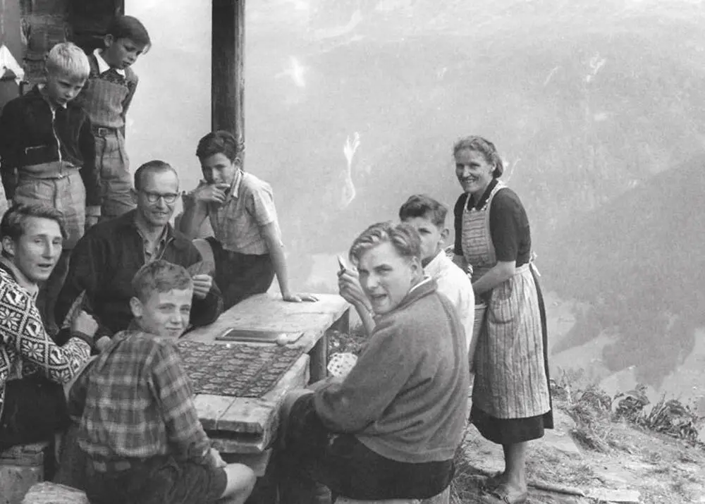 Margrit und Vikar Adolf Studer sitzend im Jungwachtlager auf der - фото 21