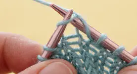 In der nächsten Reihe wird dieser Umschlag links verschränkt gestrickt in das - фото 57