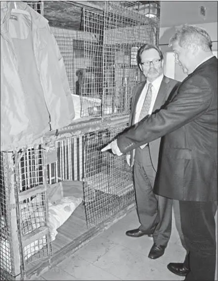 Thomas Antkowiak im Gespräch vor einem Original Käfig aus Hongkong - фото 5